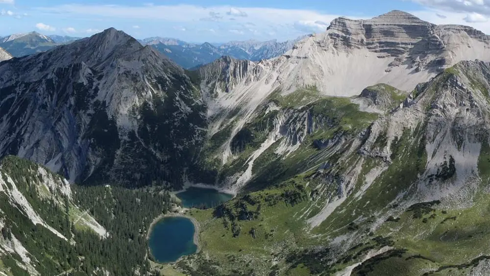 Blick von der Schöttelkarspitze zu den Soiernseen mit Soiernspitze