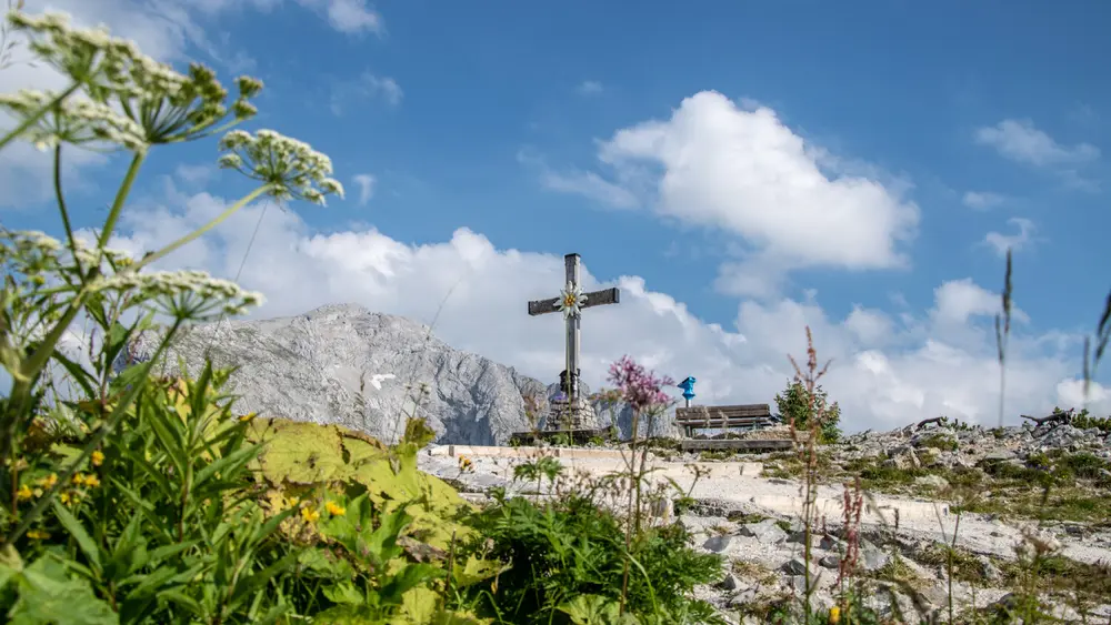 Das Gipfelkreuz des Kehlsteins, im Hintergrund der Hohe Göll