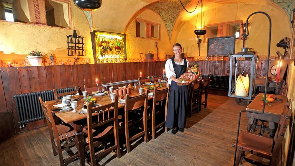 Blick in den Ritterkeller des Restaurants Im Palast Hohenems
