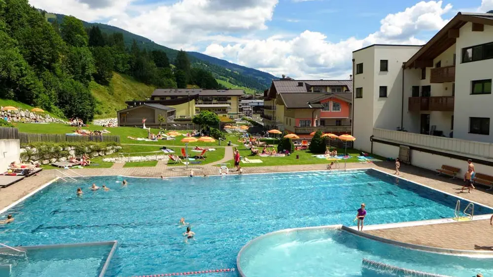 Freibad Käptn Hook in Saalbach mit Schwimmerbecken und Liegewiese