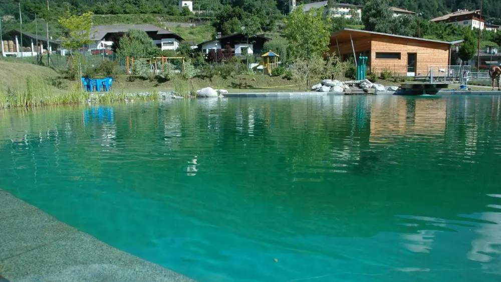 Biosee Monclassico mit Liegewiese und Bar