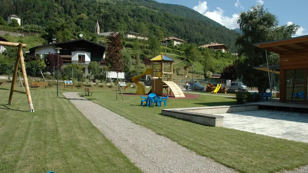 Spielplatz mit Kletterturm und Rutsche am Biosee Monclassico