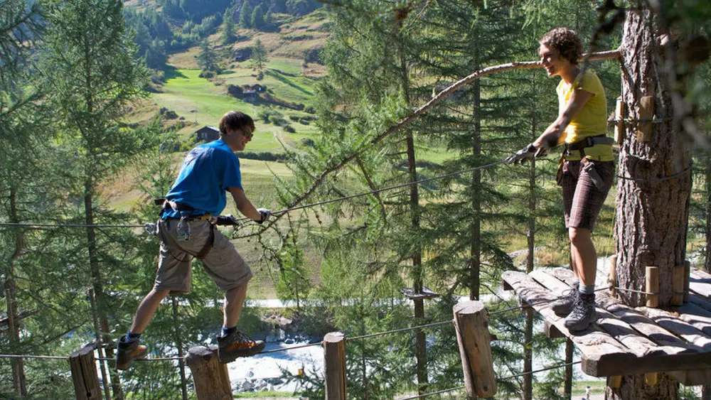 Im Forest Fun Park kann man seinen Gleichgewichtssinn auf die Probe stellen.