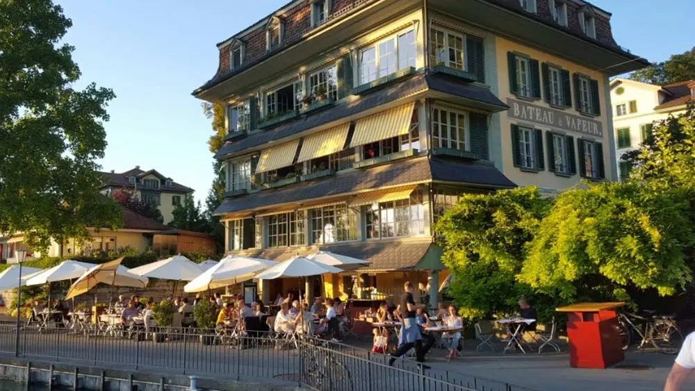 Außenansicht des Restaurants Dampfschiff in Thun mit Biergarten