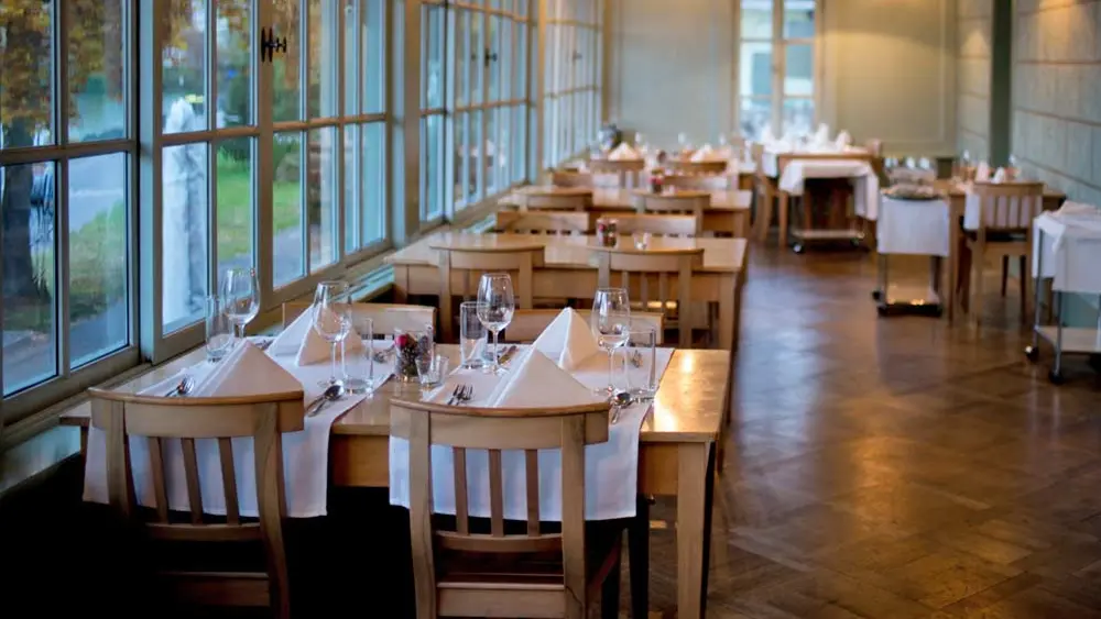 Gedeckte Tische vor der Glasfront im Restaurant Dampfschiff in Thun