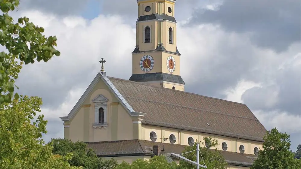 Blick auf die Stadtpfarrkirche Mariä Himmelfahrt in Deggendorf