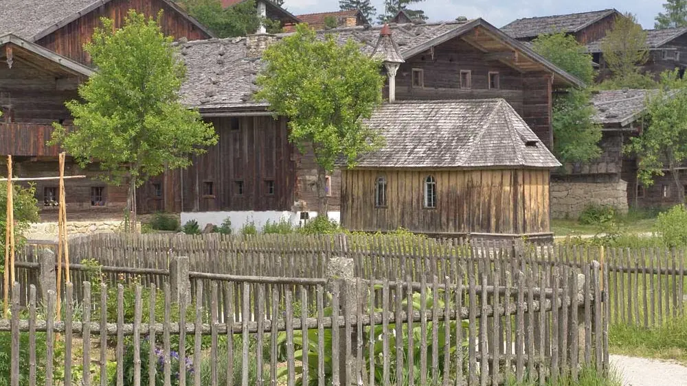 Blick auf die historischen Gebäude des Museumsdorfs Bayerischer Wald
