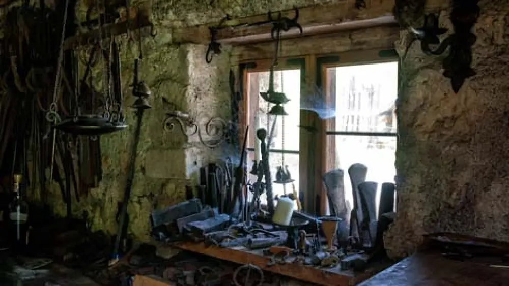 Blick in die Schusterei des Handwerkerhauses im Markus Wasmeier Freilichtmuseum Schliersee