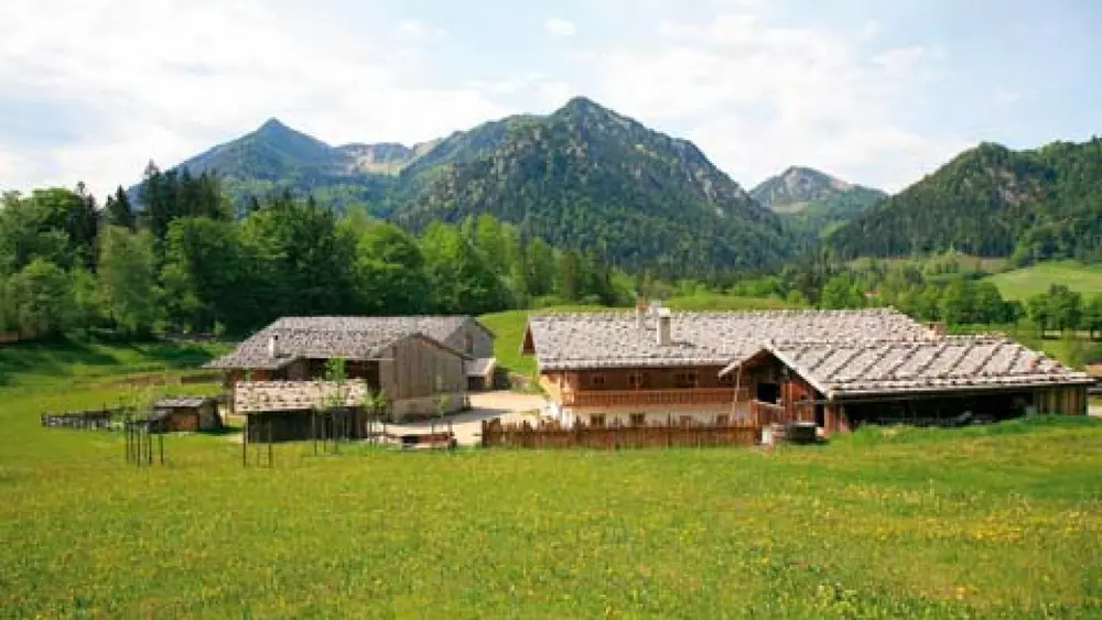 Blick auf die Gebäude des Markus Wasmeier Freilichtmuseums Schliersee