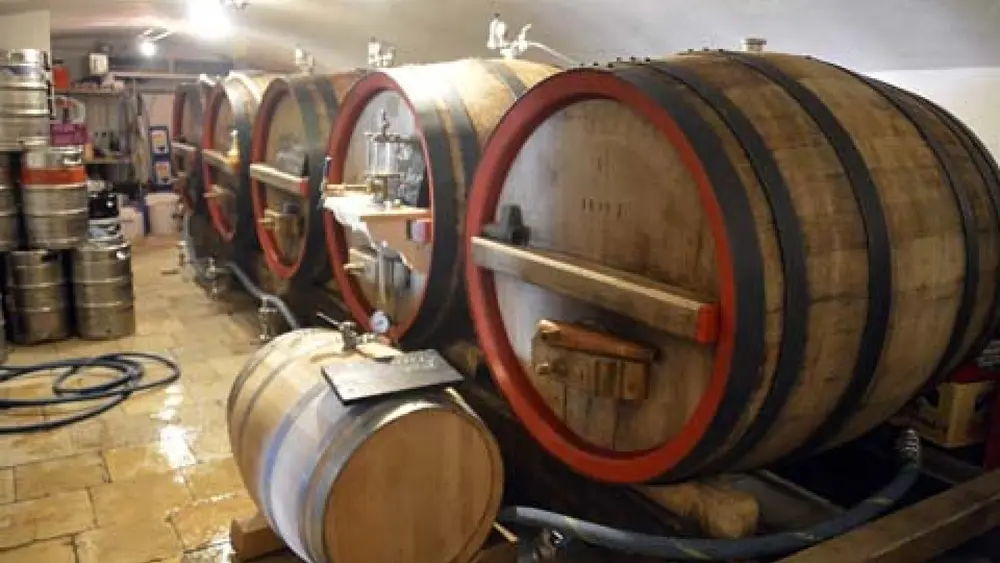 Bierfässer in der Schöpfbrauerei Museumsbräu im Markus Wasmeier Freilichtmuseum Schliersee