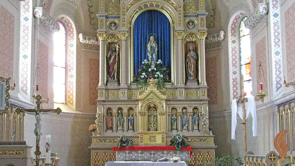 Chor und Hochaltar in der Pfarrkirche Holzgau