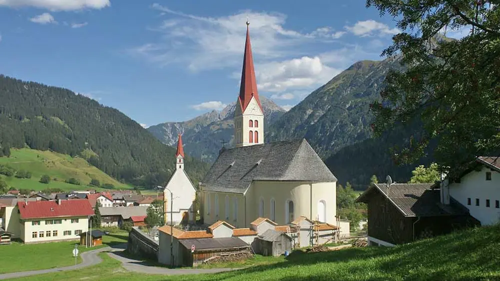 Blick auf die Pfarrkirche Unsere Liebe Frau Mariä Himmelfahrt in Holzgau