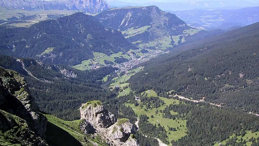 Blick auf St. Ulrich und den Puflatsch im Hintergrund