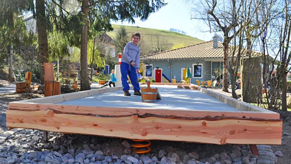 Wackelige Herausforderung im Adventure Mini Golf Park