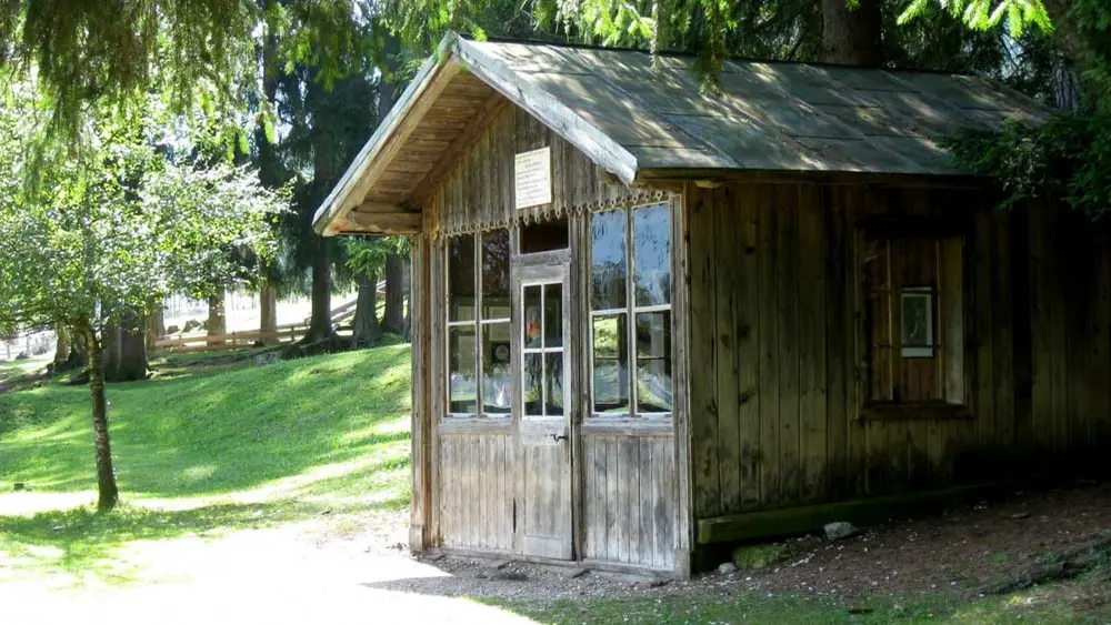 Gustav Mahler Komponierhäuschen im Wald des Gustav Mahler Wildparks in Toblach
