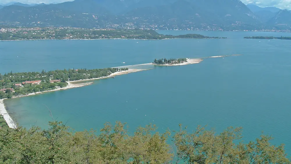 Blick auf die Bucht von Manerba und die Isola San Biagio