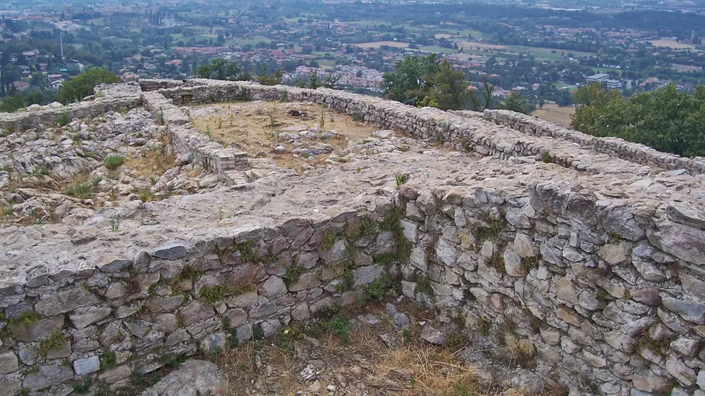 Rocca di Manerba mit Ausblick auf den Ort