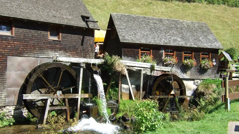 Blick auf die 1825 erbaute Hexenlochmühle in Furtwangen