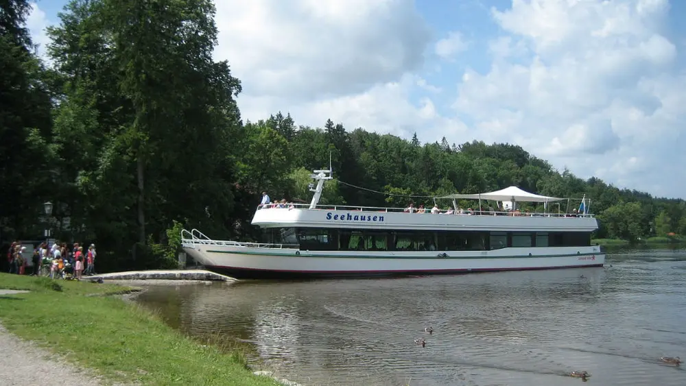 Das Ausflugsschiff MS Seehausen am Ufer des Staffelsees