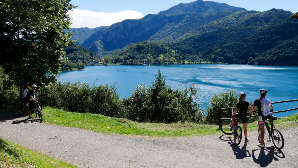 Fahrradfahrer am Ufer des Ledrosees