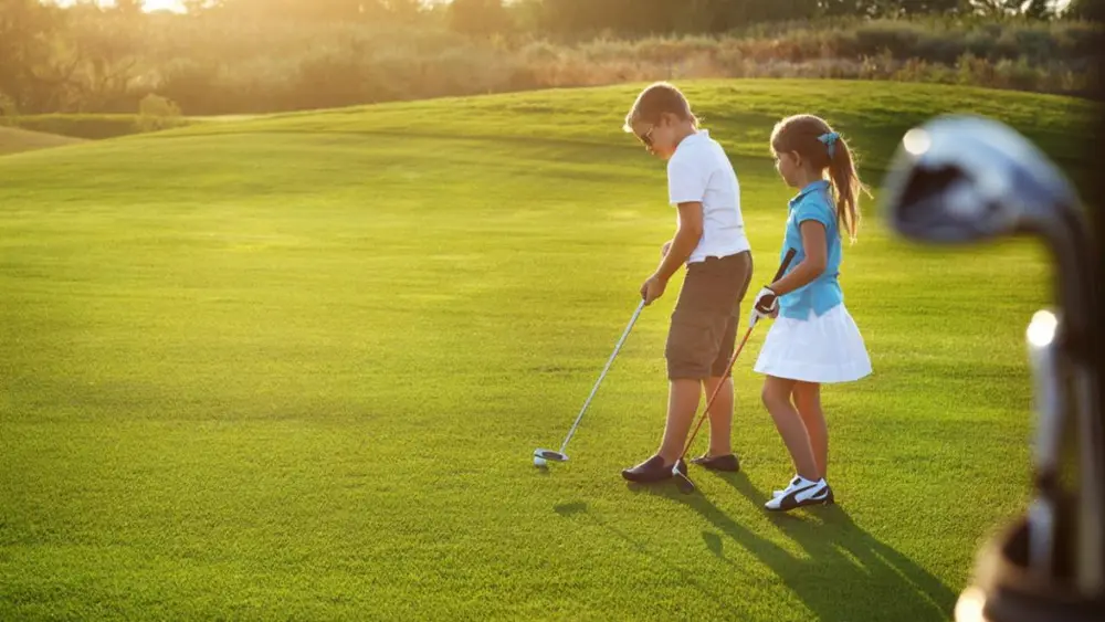 Kinder auf dem Golfplatz