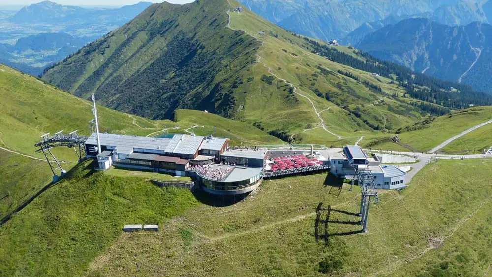 Luftaufnahme der Bergstation der Kanzelwandbahn