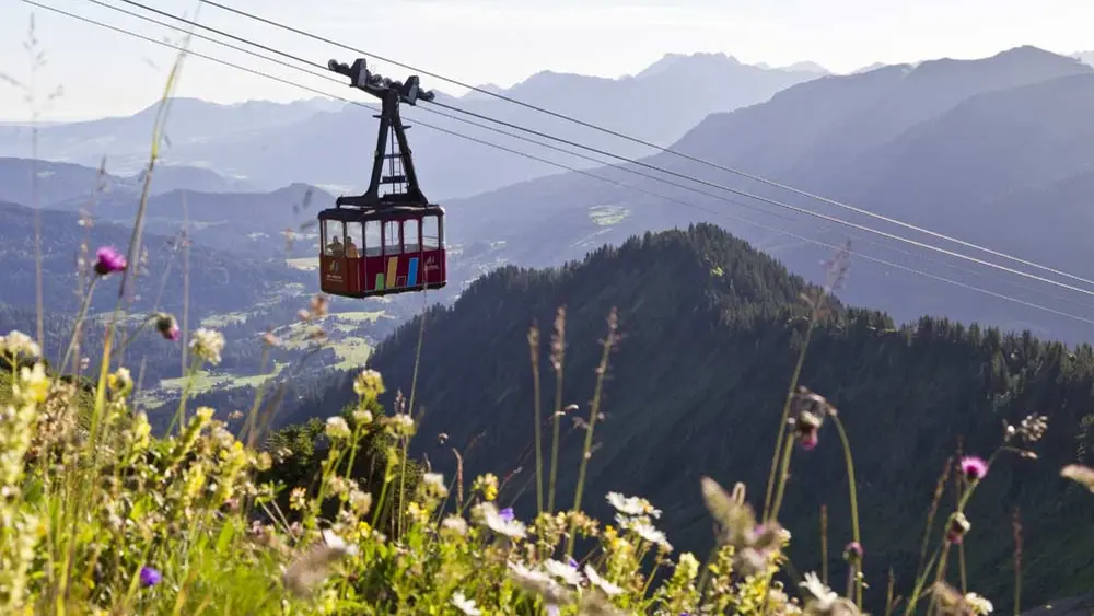 Eine Großkabinenbahn auf dem Weg auf das Walmendingerhorn im Kleinwalsertal