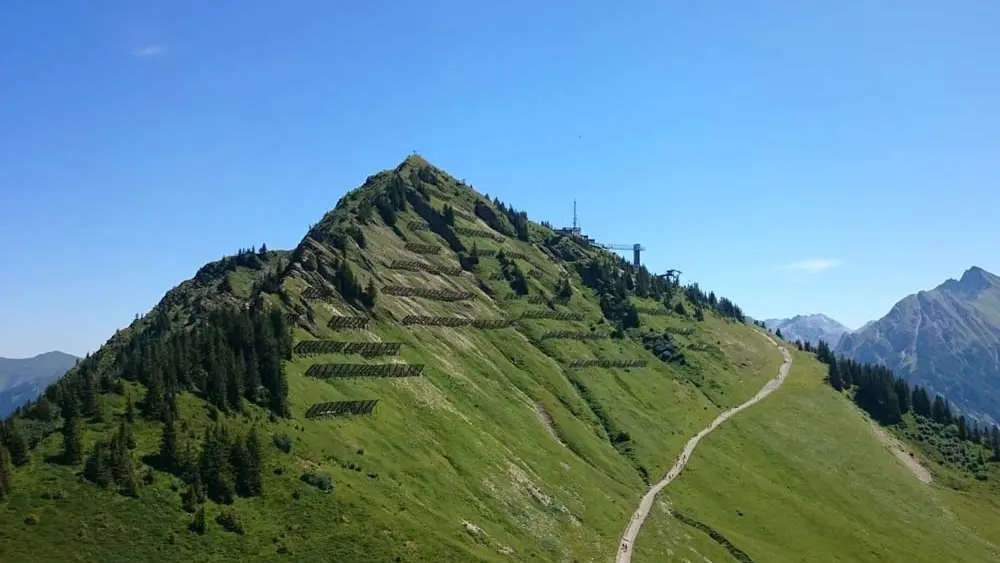 Blick auf das Walmendingerhorn und den gläsernen Aufzug zur Aussichtsplattform
