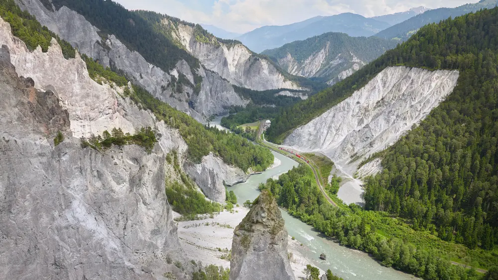 Glacier Express in der Rheinschlucht