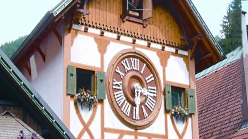 Weltgrößte Kuckucksuhr im Uhren Park in Triberg