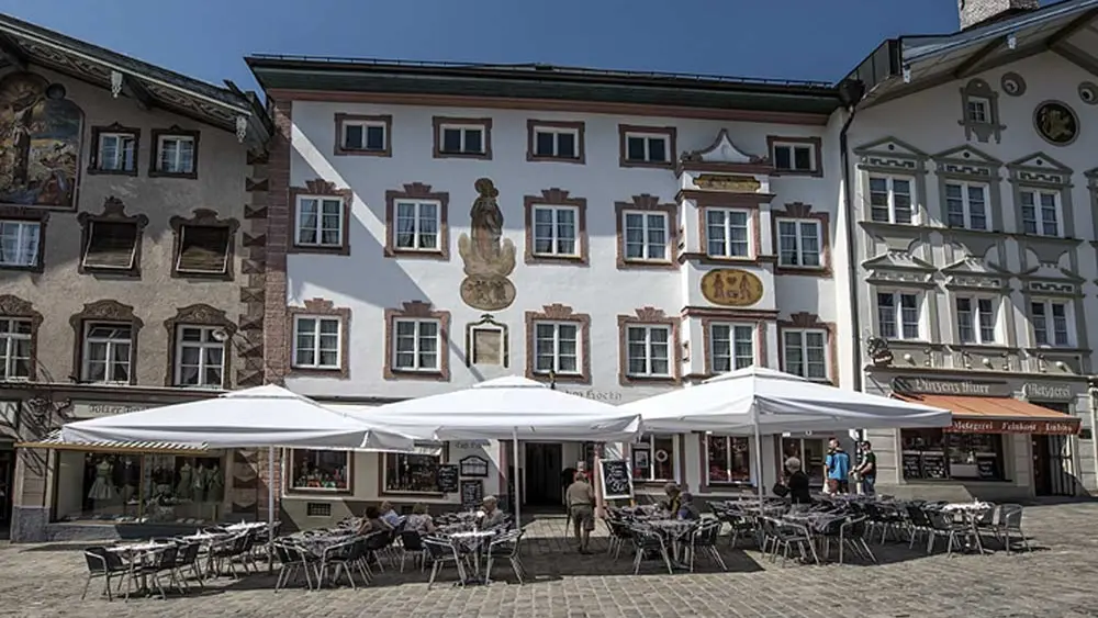 Blick in das Café Höckh in Bad Tölz mit Tortenauswahl