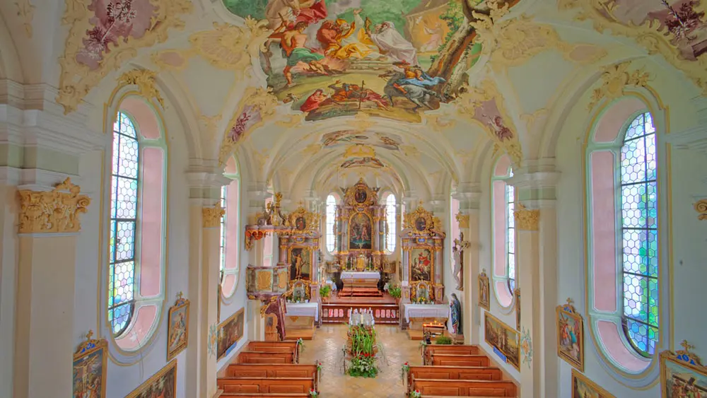 Blick von der Orgelempore ins Innere der Wallfahrtskirche Wilparting St. Marinus in Irschenberg