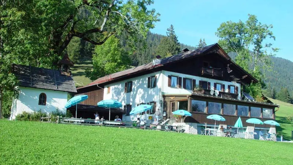Blick auf den Gschwandtnerhof bei Garmisch-Partenkirchen