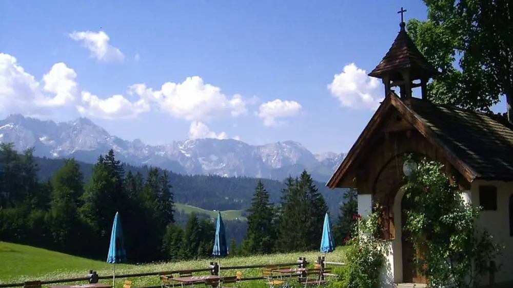 Kapelle mit Terrasse und Bergpanorama am Gschwandtnerbauer in Garmisch-Partenkirchen