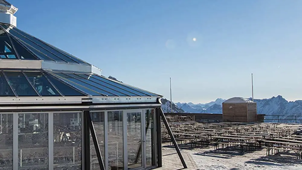 Blick auf den Gletschergarten mit Sonnenterrasse auf der Zugspitze