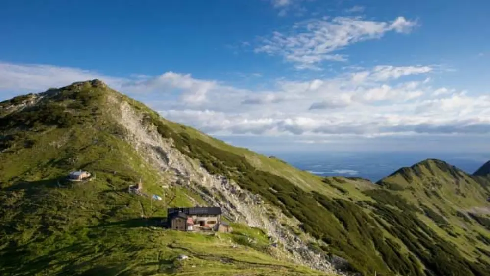 Blick zum Krottenkopf mit der Weilheimer Hütte
