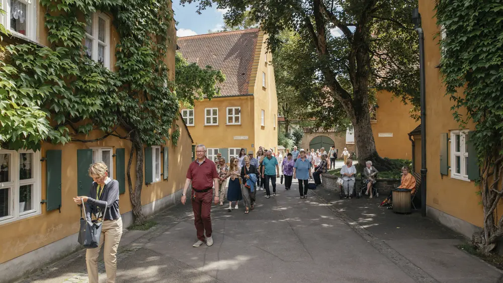 Touristen in der Fuggerei Augsburg