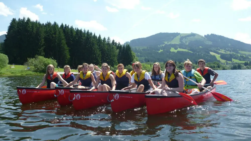 Jugendliche in fünf Kanadier-Booten auf dem Grüntensee bei Oy-Mittelberg