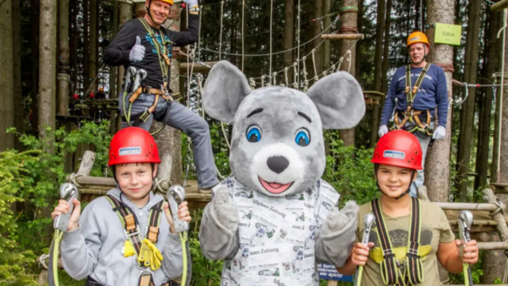 Kinder mit Maskottchen im Kletterwald Grüntensee in Oy-Mittelberg