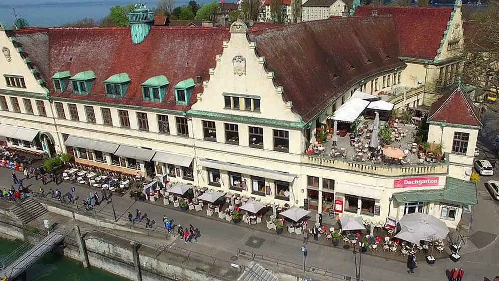 Blick auf das Nana an der Uferpromenade im Lindauer Hafen