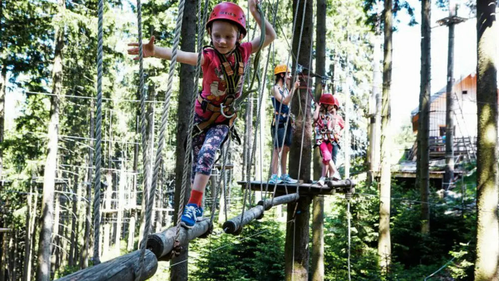 Kinder auf einem Parcours im Kletterwald Blomberg