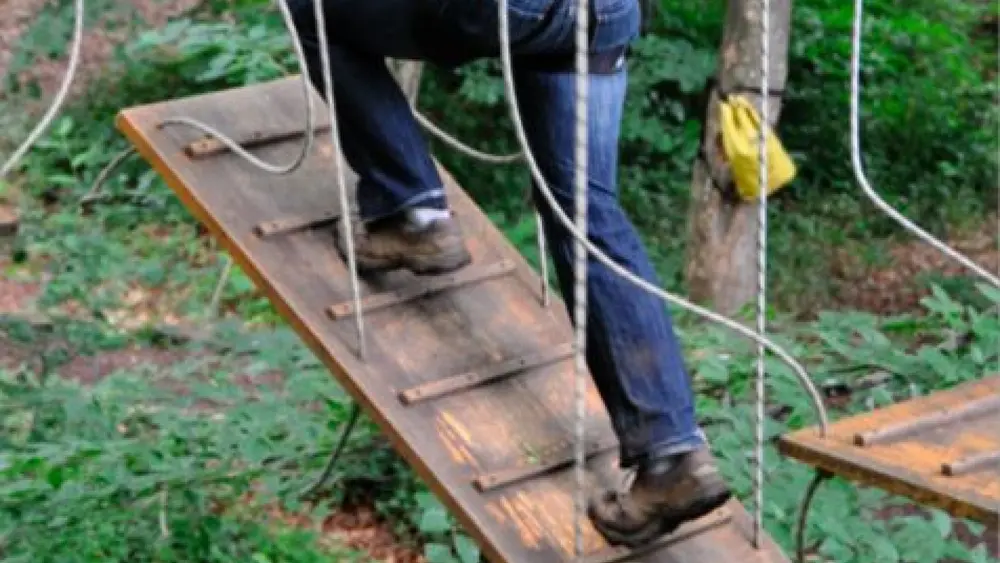 Ein Parcours-Element im Abenteuerpark