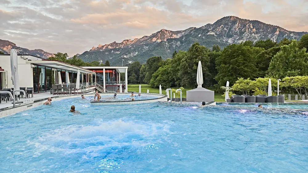Schwimmen mit Blick auf die Berge in der Rupertustherme