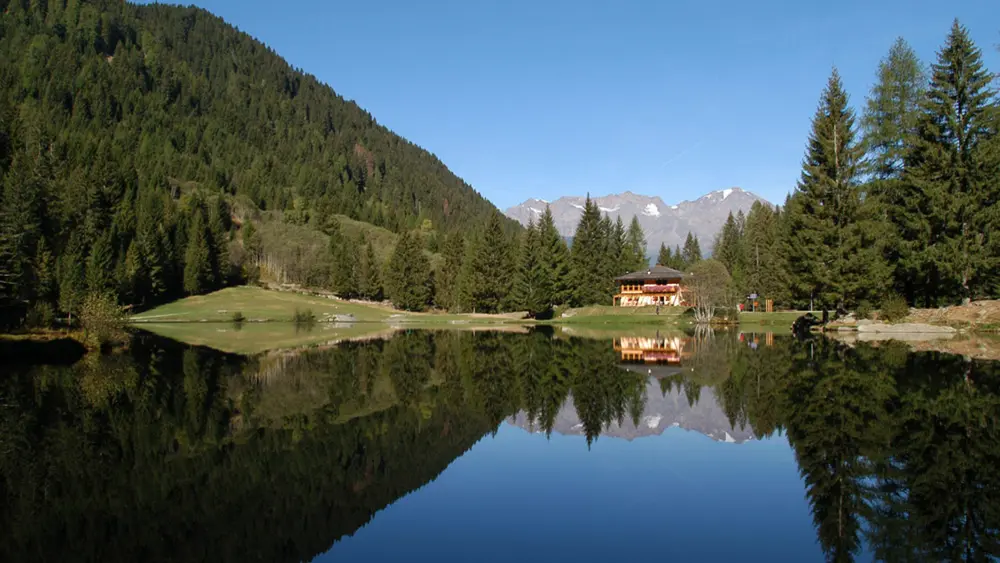 Blick auf eine Hütte am Caprioli See im Val di Sole