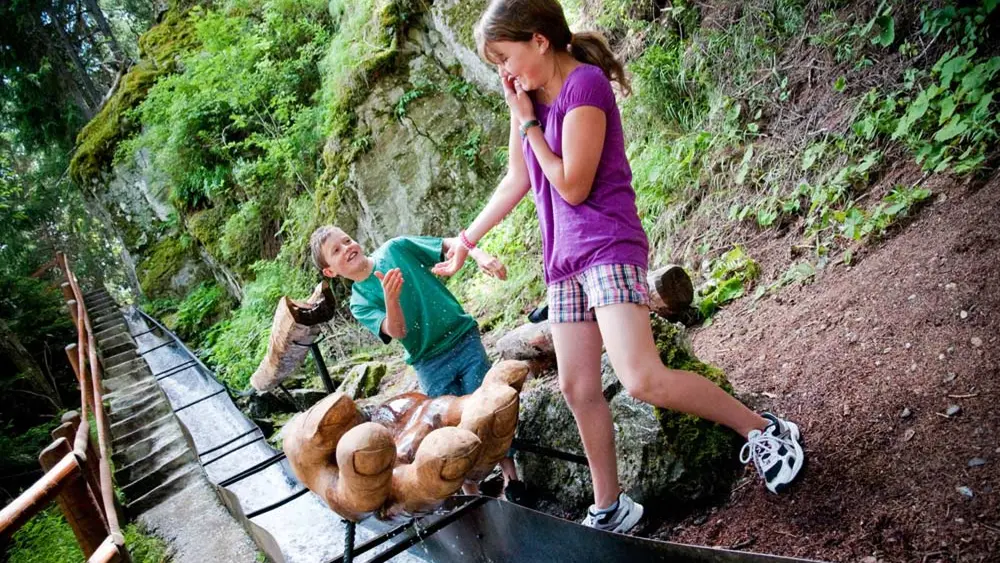 Kinder an einer Suone in Nendaz