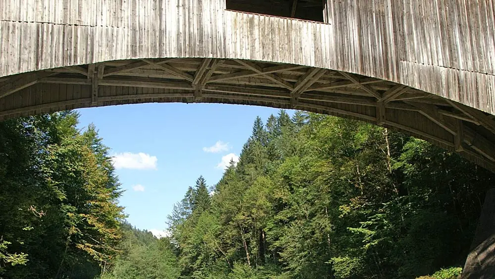 Die überdachte Holzbrücke Gschwendtobelbrücke bei Lingenau