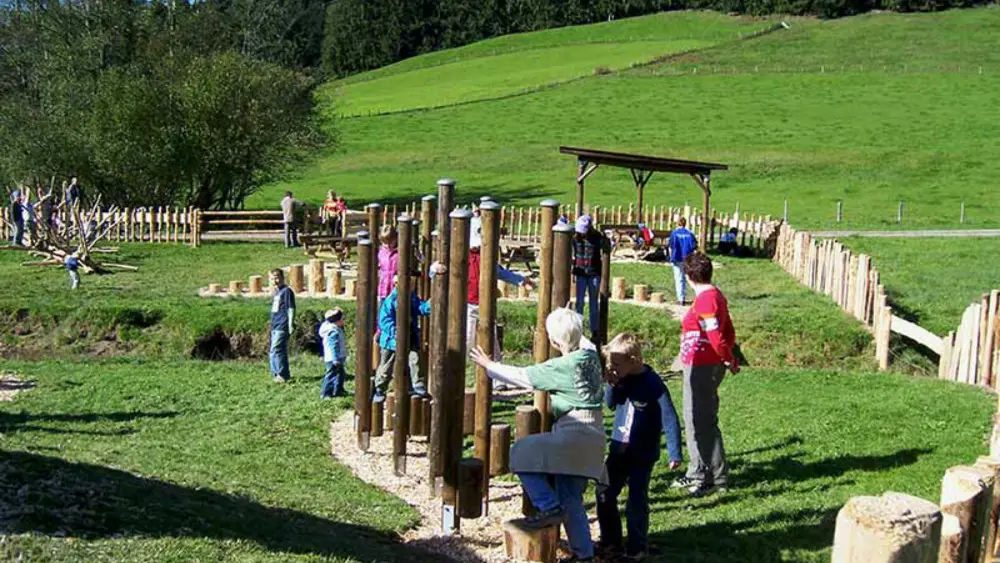 Wanderer an einer Erlebnisstation des Carl-Hirnbein-Erlebnisweges in Missen