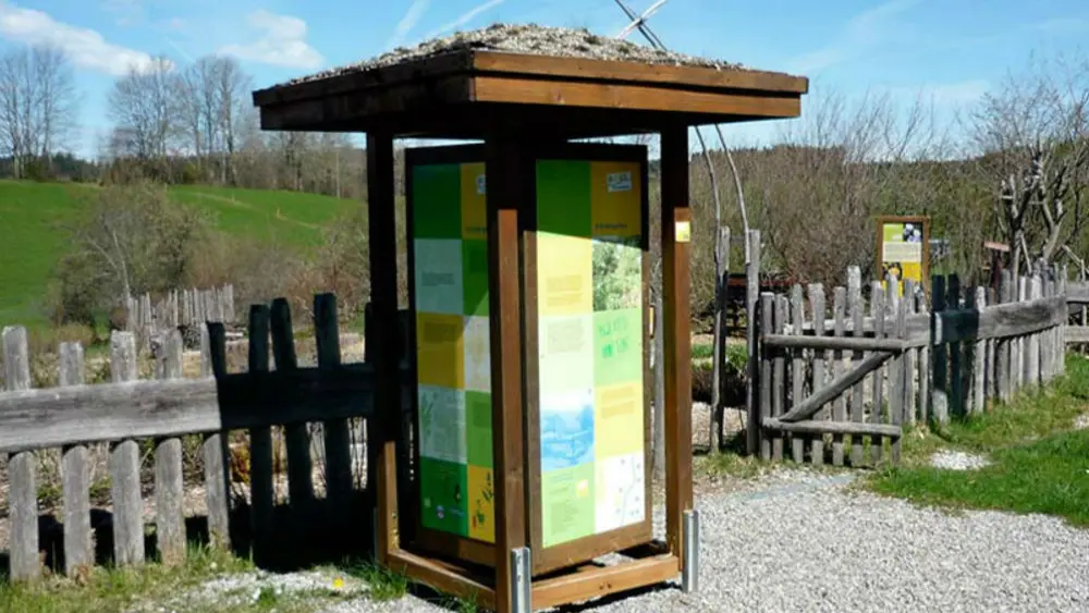 Ein Infowürfel am Carl-Hirnbein-Erlebnisweg in Missen