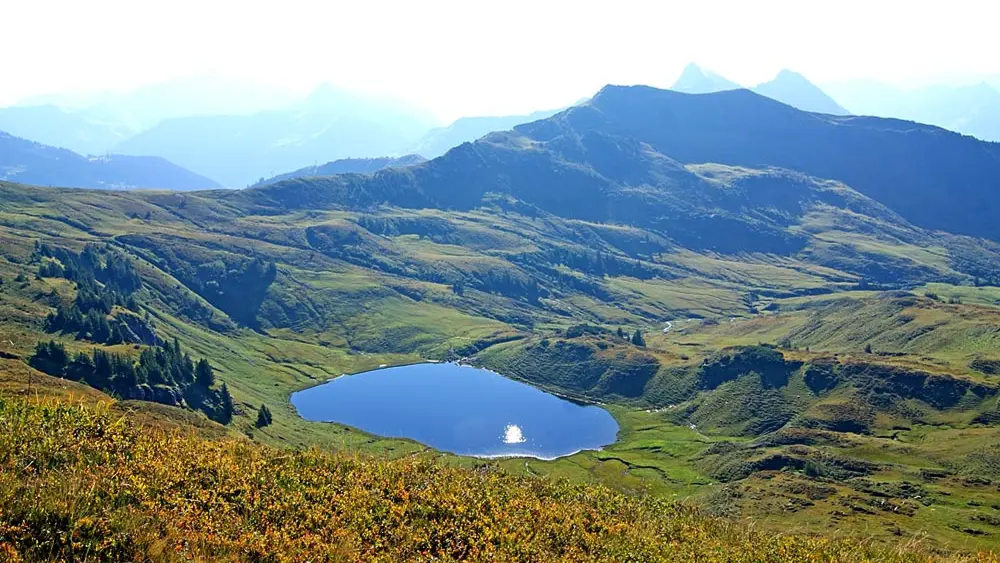 Blick von der Sünserspitze zum Sünsersee und Sünser Joch