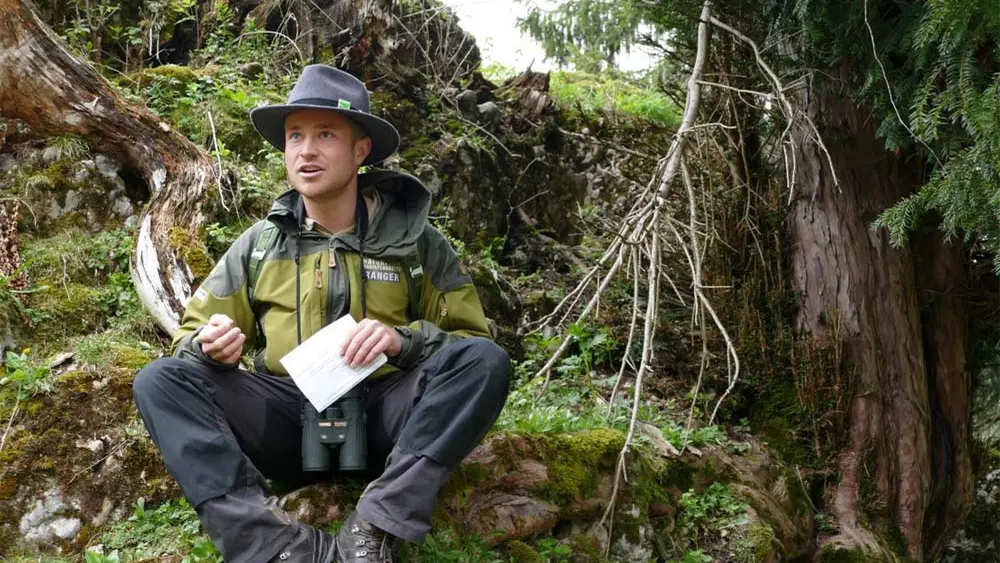 Ein Ranger des Naturparks Nagelfluhkette